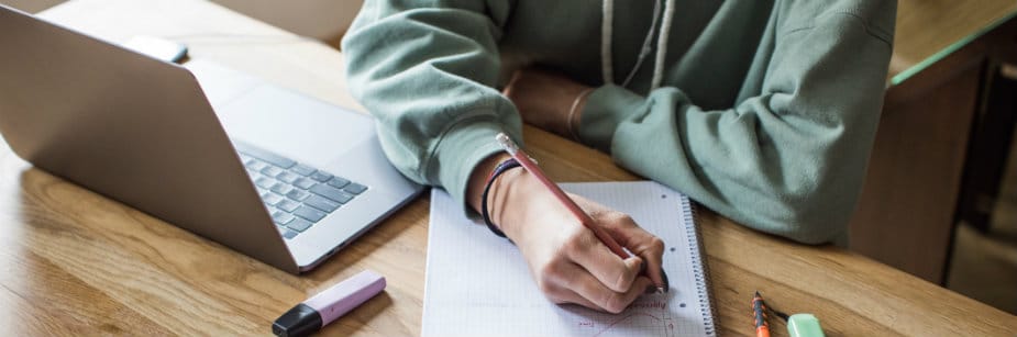 estudante estudando raiz quadrada enem