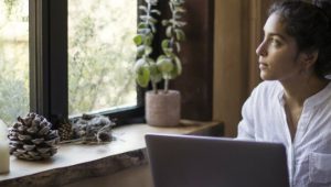 mulher fazendo home office