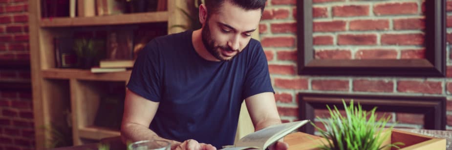 homem estudando revolta da vacina