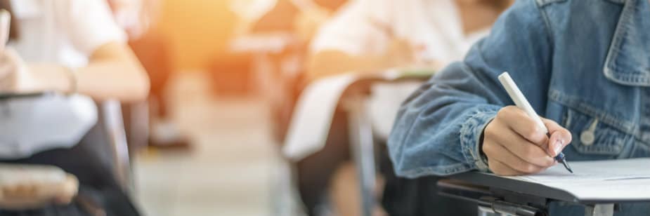 estudante fazendo redação