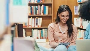 estudantes estudando concordância no enem