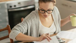 estudante fazendo contas fies