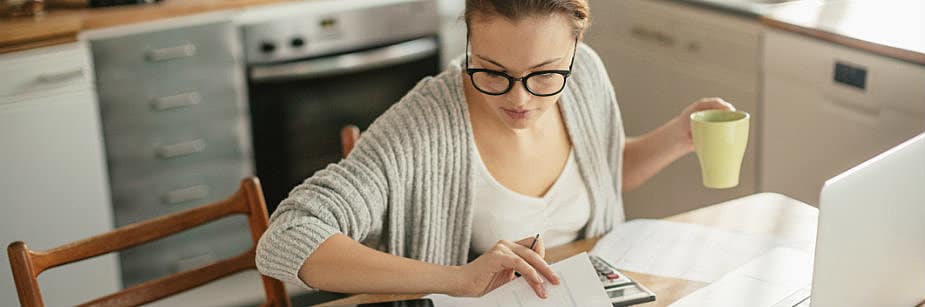 estudante fazendo contas fies