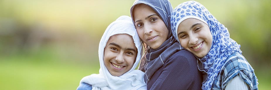 muçulmanas representando migrantes e imigrantes