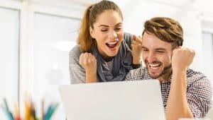 estudantes felizes com bolsa de estudos de psicologia