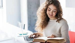 estudante conferindo regência verbal