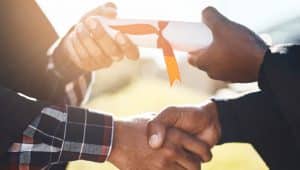 troca de diplomas representando segunda graduação