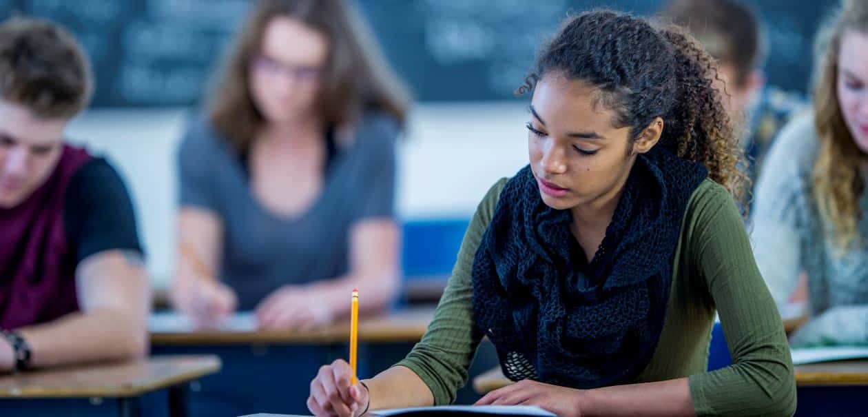 estudante fazendo vestibular