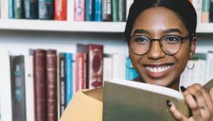 estudante vendo gêneros literários