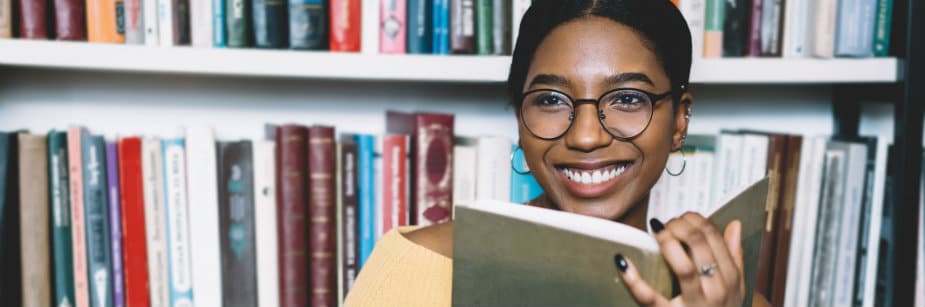 estudante vendo gêneros literários