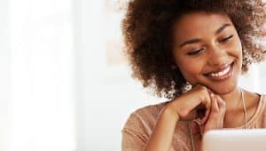 estudante vendo descontos para o prouni