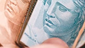 dinheiro representando desconto na faculdade