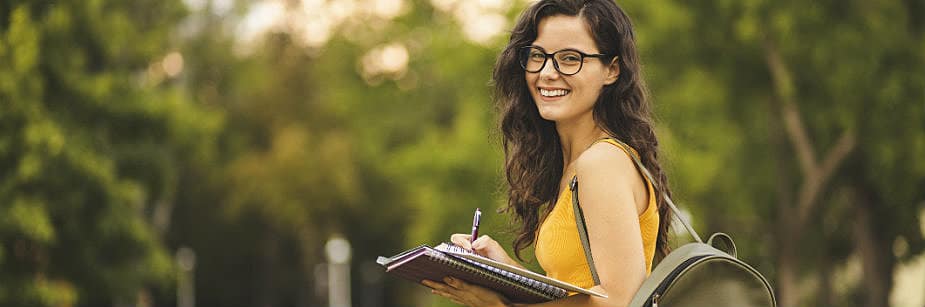 estudante de graduação com bolsa de estudos