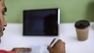 estudante fazendo crônica