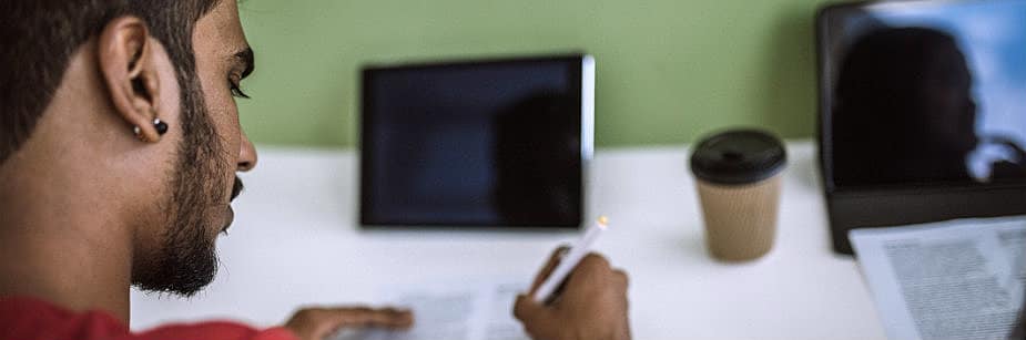 estudante fazendo crônica