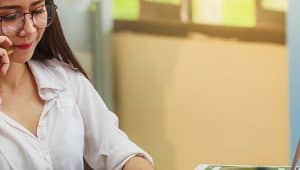 estudante vendo descontos para a faculdade