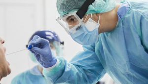 homem fazendo teste covid-19 com enfermeiro