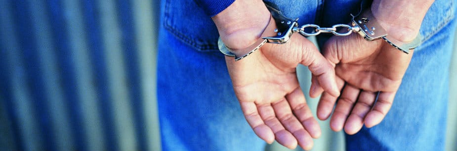 pessoa algemada representando o tema de maioridade penal
