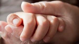 duas mãos representando sororidade