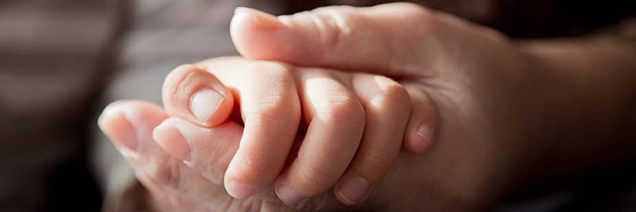 duas mãos representando sororidade