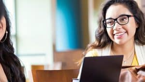 estudantes conversando na faculdade