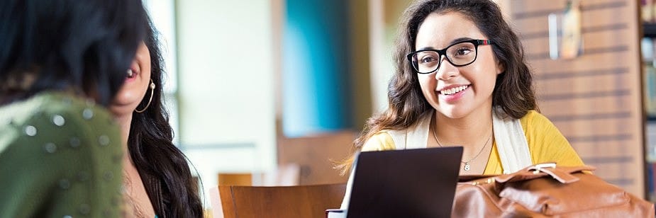 estudantes conversando na faculdade