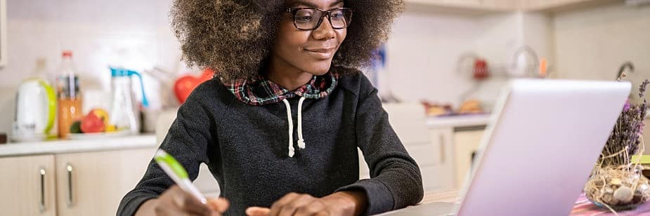 estudante fazendo inscrição para o encceja