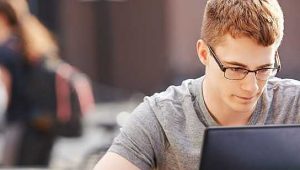 estudante vendo opções de bolsas de estudos