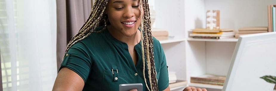 estudante vendo técnicas de estudo para quem tem tdah