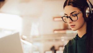 estudante lendo sobre inglês no enem