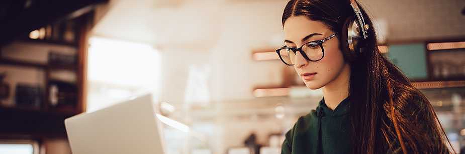 estudante lendo sobre inglês no enem