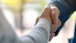 mãos se apertando representando negociação