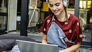 estudante vendo documentos prouni