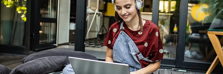 estudante vendo documentos prouni