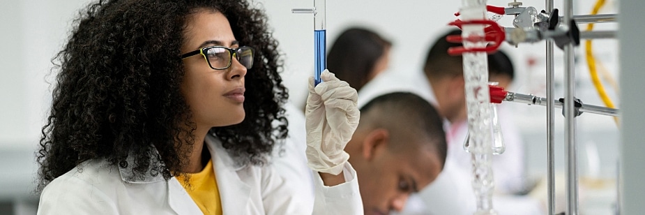 estudante de biomedicina no laboratório