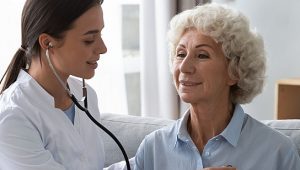 médica consultando paciente