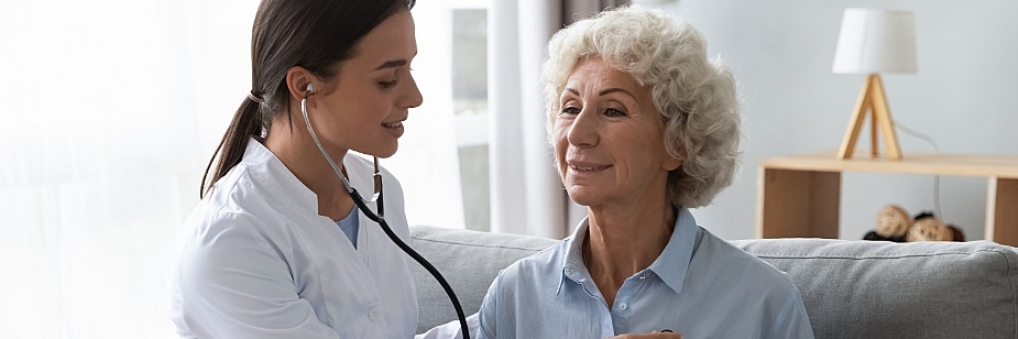 médica consultando paciente