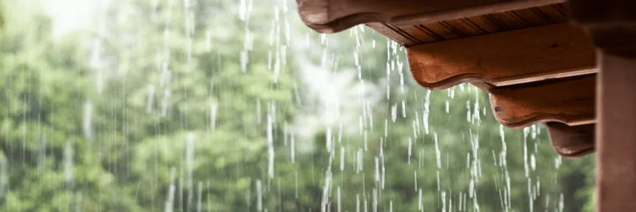 Chuva no telhado de casa