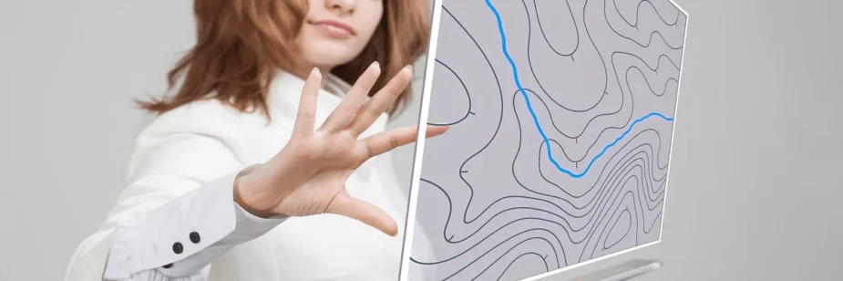 Mulher com tela de mapeamento geográfico transparente