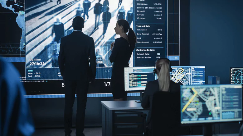 Policiais investigando tela com suspeitos