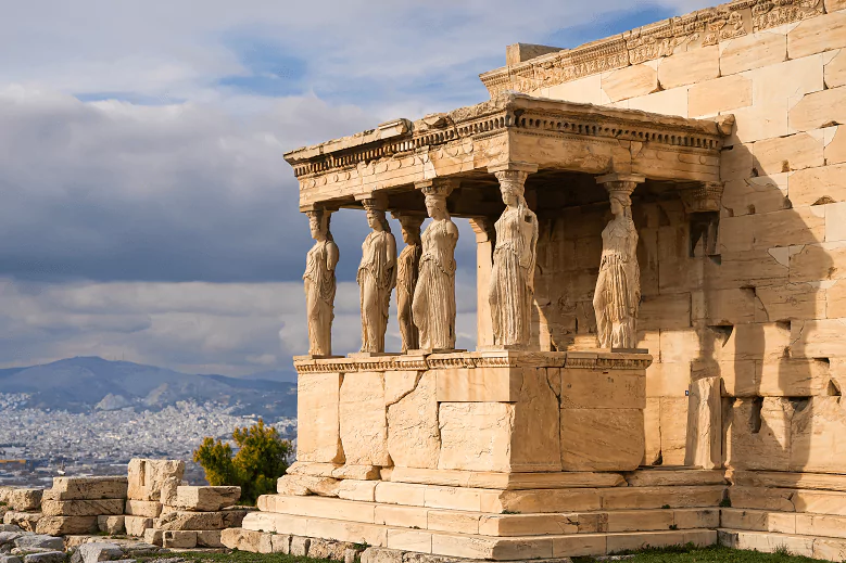 Cariátides no templo em Atenas