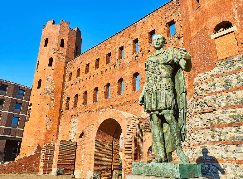 estátua de Júlio César na Itália