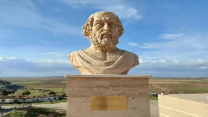 Estatua de Homero com placa