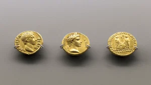 Moedas de ouro com rosto do imperador Otávio Augusto