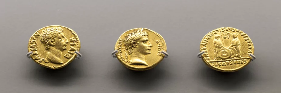 Moedas de ouro com rosto do imperador Otávio Augusto