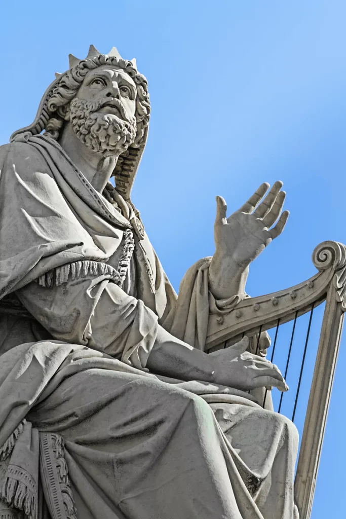 Estátua do Rei Davi com céu ao fundo