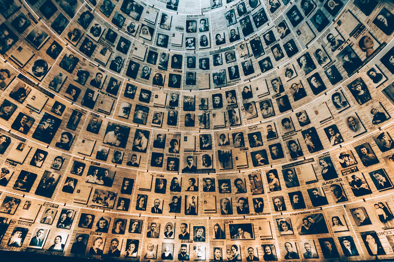 Mural de fotos de vítimas do Holocausto