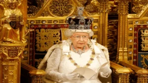 Rainha Elizabeth em cerimônia