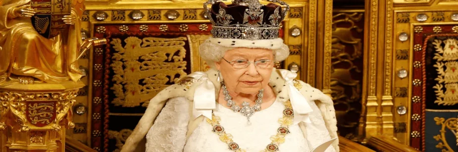 Rainha Elizabeth em cerimônia