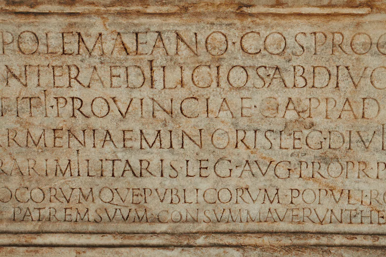 Texto em latim esculpido em pedra